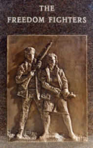 11. sz. kép: Fiatal harcosokat ábrázoló bronz dombormű a Szabadságharcos emlékmű gránit talapzatán.
